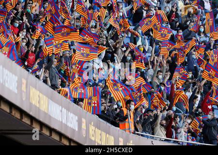 Barcelone, Espagne.8 novembre 2021.Vue générale des fans de Barcelone football/Soccer : les fans agitant des drapeaux et applaudissent dans les tribunes lors de la cérémonie pour la nomination de Xavi comme entraîneur-chef lors de la 'Présentation du nouveau entraîneur-chef du FC Barcelone Xavi Hernandez' au Camp Nou à Barcelone, Espagne .Crédit: Mutsu Kawamori/AFLO/Alay Live News Banque D'Images