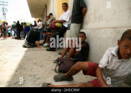 Maracaibo, Venezuela.08 novembre 2021.Les enfants vénézuéliens sont nourris dans l'un des nombreux refuges de la ville de Maracaibo Venezuela le 8 novembre 2021.La pandémie a augmenté la malnutrition infantile de 73% au Venezuela, a rapporté ce lundi 8 novembre, le sociologue Susana Rafali, représentant de l'ONG Caritas dans le pays.Elle a affirmé que ce phénomène est la conséquence des difficultés à générer des revenus, qui ont maintenu la population dans une situation d'informalité.(Photo par Humberto Matheus/Sipa USA) crédit: SIPA USA/Alay Live News Banque D'Images