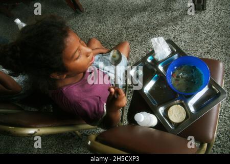 Maracaibo, Venezuela.08 novembre 2021.Les enfants vénézuéliens sont nourris dans l'un des nombreux refuges de la ville de Maracaibo Venezuela le 8 novembre 2021.La pandémie a augmenté la malnutrition infantile de 73% au Venezuela, a rapporté ce lundi 8 novembre, le sociologue Susana Rafali, représentant de l'ONG Caritas dans le pays.Elle a affirmé que ce phénomène est la conséquence des difficultés à générer des revenus, qui ont maintenu la population dans une situation d'informalité.(Photo par Humberto Matheus/Sipa USA) crédit: SIPA USA/Alay Live News Banque D'Images