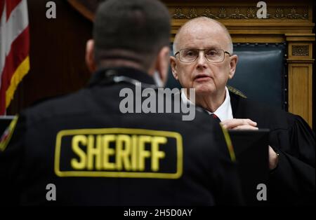 Kenosha, Wisconsin, États-Unis.8 novembre 2021.Le juge Bruce Schroeder rencontre le sous-ministre du département du shérif du comté de Kenosha à la fin de la journée au palais de justice du comté de Kenosha, dans le Wisconsin, le lundi 8 novembre 2021.(Credit image: © Sean Krajacic/The Kenosha News-POOL via ZUMA Press Wire) Banque D'Images