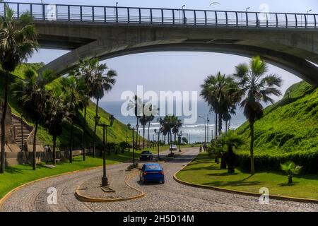 Vue imprenable sur le pont de Villena Rey en journée avec l'océan Pacifique en arrière-plan dans le quartier de Miraflores depuis Lima, Pérou Banque D'Images