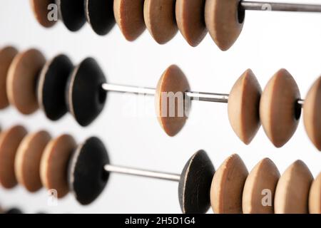 Les articulations en bois sur les broches métalliques du vieux boulier se rapprochent Banque D'Images