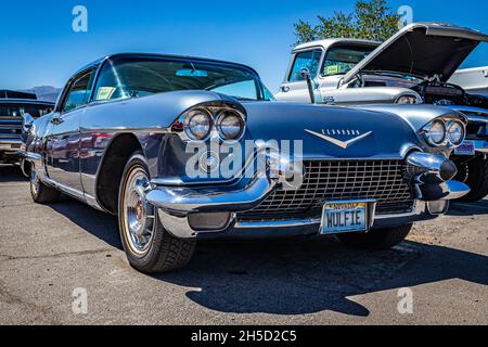 Reno, NV - 5 août 2021 : 1957 Cadillac Eldorado Brougham à un salon de voiture local. Banque D'Images