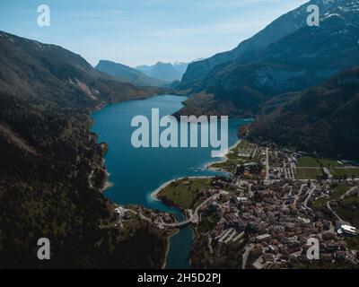 une vue fantastique sur le lac molveno, dans le trentin Banque D'Images