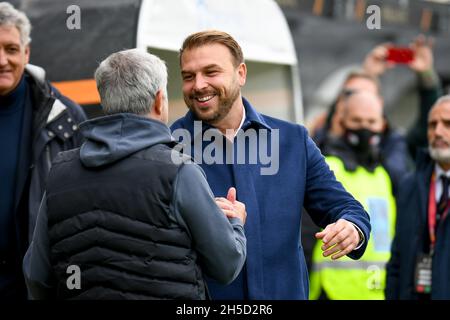 Stade Pier Luigi Penzo, Venise, Italie, 07 novembre 2021,Paolo Zanetti, entraîneur en chef de Venise, saluait José Mourinho, entraîneur en chef de Rome pendant Venez Banque D'Images