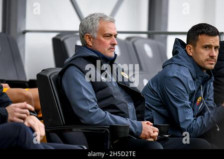 Stade Pier Luigi Penzo, Venise, Italie, 07 novembre 2021,Portrait de l'entraîneur principal de Roma Jose Mourinho sur le banc pendant Venezia FC vs AS Roma - ita Banque D'Images