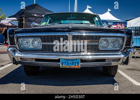 Reno, NV - 5 août 2021 : berline Chrysler Imperial Crown Hardtop 1965 à un salon de voiture local. Banque D'Images