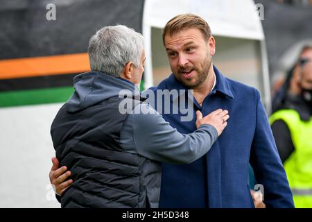 Venise, Italie.07th nov. 2021.Paolo Zanetti, entraîneur en chef de Venise, salue Jose Mourinho, entraîneur en chef de Rome, au cours de Venezia FC vs AS Roma, football italien série A match à Venise, Italie, novembre 07 2021 crédit: Independent photo Agency/Alay Live News Banque D'Images