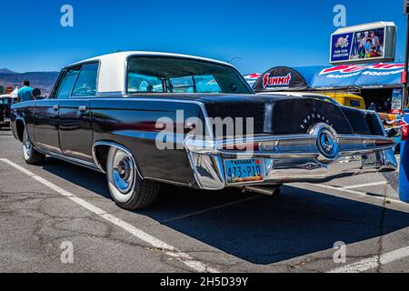 Reno, NV - 5 août 2021 : berline Chrysler Imperial Crown Hardtop 1965 à un salon de voiture local. Banque D'Images