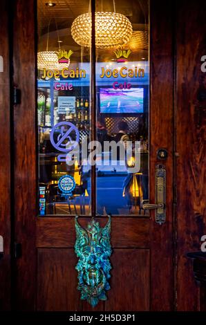 L'entrée du Joe Cain Cafe est photographiée à l'hôtel historique Battle House, le 6 novembre 2021, à Mobile, Alabama. Banque D'Images