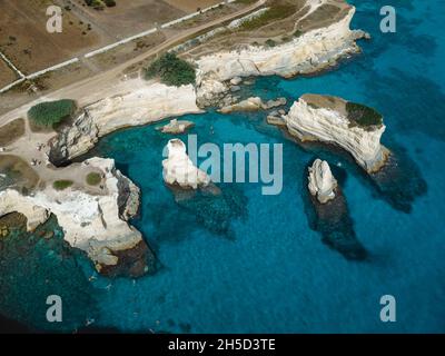 une vue magnifique sur faraglioni di sant'andrea à puglia Banque D'Images