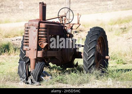 Vieux tracteur antique dans un champ dans le centre du Texas Banque D'Images