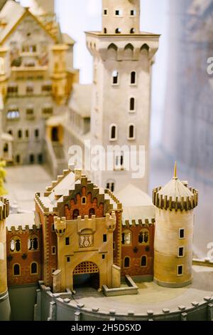 Porte au-dessus de l'entrée centrale du château de Neuschwanstein en miniature Banque D'Images