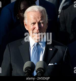 Washington, États-Unis.08 novembre 2021.Le président Joe Biden a parlé de la victoire des Milwaukee Bucks au championnat NBA 2021.Crédit : SOPA Images Limited/Alamy Live News Banque D'Images