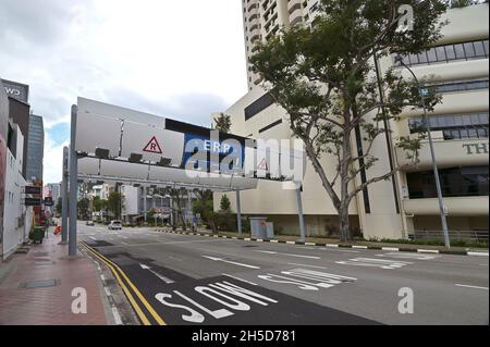 Un péage électronique de tarification routière (ERP) à Singapour, le long de South Bridge Road après le pont Elgin, pour les véhicules entrant dans la zone centrale Banque D'Images