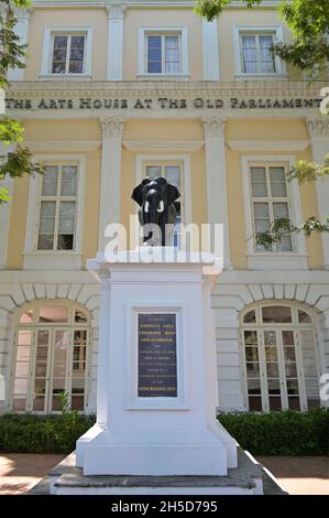 Monument à l’éléphant de bronze, l’ancienne Maison du Parlement (aujourd’hui la Maison des arts), un cadeau du roi de Thaïlande Chulalongkorn pour commémorer sa visite à Singapour Banque D'Images