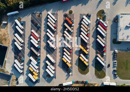 Aire de stationnement pour semi-camions, vue de dessus.Vue aérienne des remorques du camion garées en attente de chargement en usine.Logistique et expédition Banque D'Images