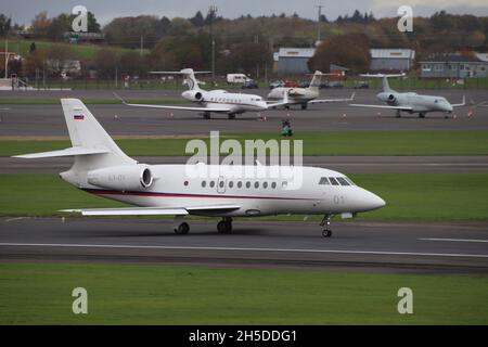 L1-01, un Falcon 2000EX de Dassault exploité par l'Armée de l'air slovène dans un rôle de transport VIP, à l'aéroport international de Prestwick à Ayrshire, en Écosse.L'avion était en Écosse pour amener les délégués slovènes au sommet de la COP26 sur le changement climatique, à Glasgow, à proximité. Banque D'Images