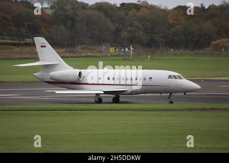 L1-01, un Falcon 2000EX de Dassault exploité par l'Armée de l'air slovène dans un rôle de transport VIP, à l'aéroport international de Prestwick à Ayrshire, en Écosse.L'avion était en Écosse pour amener les délégués slovènes au sommet de la COP26 sur le changement climatique, à Glasgow, à proximité. Banque D'Images