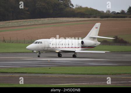 L1-01, un Falcon 2000EX de Dassault exploité par l'Armée de l'air slovène dans un rôle de transport VIP, à l'aéroport international de Prestwick à Ayrshire, en Écosse.L'avion était en Écosse pour amener les délégués slovènes au sommet de la COP26 sur le changement climatique, à Glasgow, à proximité. Banque D'Images