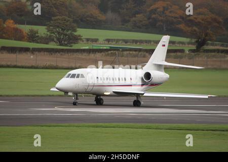 L1-01, un Falcon 2000EX de Dassault exploité par l'Armée de l'air slovène dans un rôle de transport VIP, à l'aéroport international de Prestwick à Ayrshire, en Écosse.L'avion était en Écosse pour amener les délégués slovènes au sommet de la COP26 sur le changement climatique, à Glasgow, à proximité. Banque D'Images