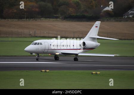 L1-01, un Falcon 2000EX de Dassault exploité par l'Armée de l'air slovène dans un rôle de transport VIP, à l'aéroport international de Prestwick à Ayrshire, en Écosse.L'avion était en Écosse pour amener les délégués slovènes au sommet de la COP26 sur le changement climatique, à Glasgow, à proximité. Banque D'Images