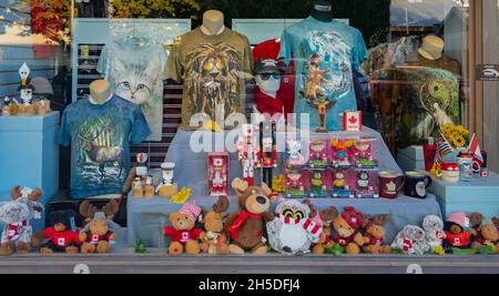 Souvenirs et jouets sur l'exposition d'une boutique de cadeaux à Vancouver, C.-B., Canada. Juillet 29,2021. Vue sur la rue, photo de voyage, mise au point sélective. Banque D'Images