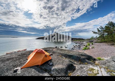 Kayak sur l'île de Rysklobben, Inkoo, Finlande Banque D'Images