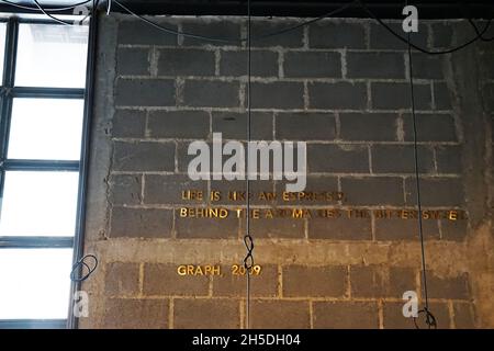 Décoration intérieure et décoration avec murs en blocs de béton et meubles de loft Banque D'Images