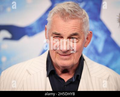 Hambourg, Allemagne.08 novembre 2021.Heinz Hoenig, comédien, arrive à la première allemande de la comédie musicale Disney « The Ice Queen » sur le tapis bleu au Stage Theatre sur l'Elbe.Credit: Christian Charisius/dpa/Alay Live News Banque D'Images