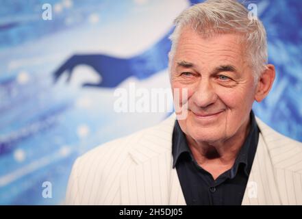 Hambourg, Allemagne.08 novembre 2021.Heinz Hoenig, comédien, arrive à la première allemande de la comédie musicale Disney « The Ice Queen » sur le tapis bleu au Stage Theatre sur l'Elbe.Credit: Christian Charisius/dpa/Alay Live News Banque D'Images