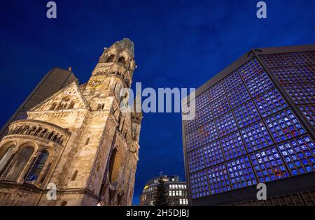 Berlin, Allemagne.08 novembre 2021.La vieille tour et la nef de l'église du souvenir de l'empereur Guillaume s'élèvent dans le ciel du soir.Credit: Monika Skolimowska/dpa-Zentralbild/dpa/Alay Live News Banque D'Images