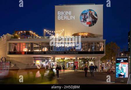 Berlin, Allemagne.08 novembre 2021.Les passants marchent le soir devant le centre commercial de bikini Berlin.Credit: Monika Skolimowska/dpa-Zentralbild/dpa/Alay Live News Banque D'Images