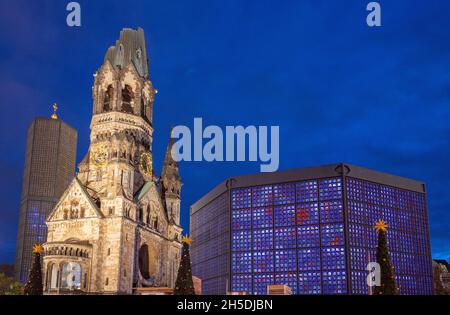 Berlin, Allemagne.08 novembre 2021.La vieille tour et la nef de l'église du souvenir de l'empereur Guillaume s'élèvent dans le ciel du soir.Credit: Monika Skolimowska/dpa-Zentralbild/dpa/Alay Live News Banque D'Images
