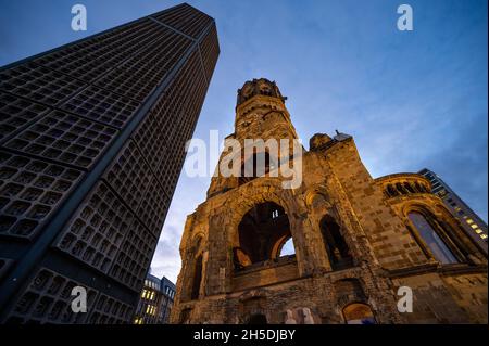 Berlin, Allemagne.08 novembre 2021.L'ancienne et la nouvelle tour de l'église du souvenir de l'empereur Guillaume s'élèvent dans le ciel du soir.Credit: Monika Skolimowska/dpa-Zentralbild/dpa/Alay Live News Banque D'Images
