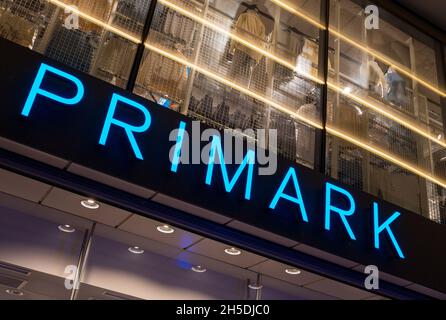Berlin, Allemagne.08 novembre 2021.Le logo du magasin de vêtements Primark brille sur la façade en soirée.Credit: Monika Skolimowska/dpa-Zentralbild/dpa/Alay Live News Banque D'Images