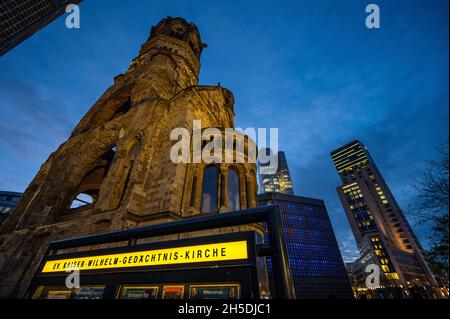 Berlin, Allemagne.08 novembre 2021.La vieille tour de l'église du souvenir de l'empereur Guillaume s'élève dans le ciel du soir.Credit: Monika Skolimowska/dpa-Zentralbild/dpa/Alay Live News Banque D'Images