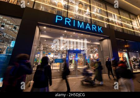Berlin, Allemagne.08 novembre 2021.Les passants marchent le soir devant le magasin de vêtements Primark.Credit: Monika Skolimowska/dpa-Zentralbild/dpa/Alay Live News Banque D'Images