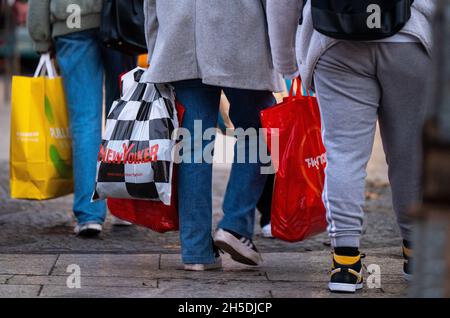 Berlin, Allemagne.08 novembre 2021.Les passants avec leurs sacs à provisions se prominent sur Kurfürstendamm.Credit: Monika Skolimowska/dpa-Zentralbild/dpa/Alay Live News Banque D'Images