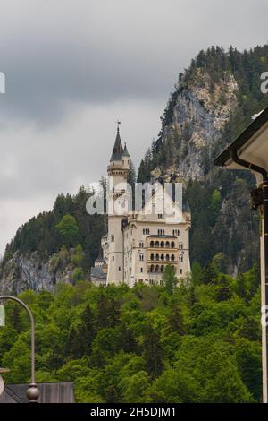 26 mai 2019 Fussen, Allemagne - Château de Neuschwanstein dans les montagnes alpines Banque D'Images