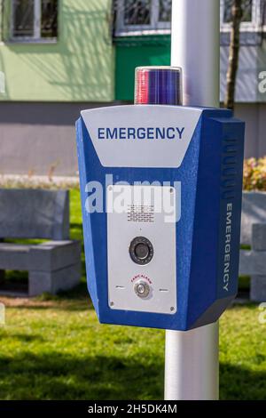 Bouton d'appel d'urgence.Panneau de sécurité dans la rue. Banque D'Images