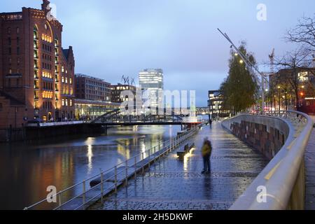 Hambourg, Allemagne.08 novembre 2021.Vue sur Busanbrücke et Störtebeker Ufer (r) à Hafencity.Le Musée maritime est visible sur la gauche.Credit: Marcus Brandt/dpa/Alay Live News Banque D'Images