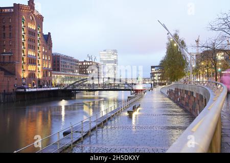 Hambourg, Allemagne.08 novembre 2021.Vue sur Busanbrücke et Störtebeker Ufer (r) à Hafencity.Le Musée maritime est visible sur la gauche.Credit: Marcus Brandt/dpa/Alay Live News Banque D'Images