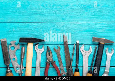 Happy Labor Day concept Construction Group Home Tools - marteau, scie, tournevis, mètre, pince, clé, burin sur fond en bois bleu Banque D'Images