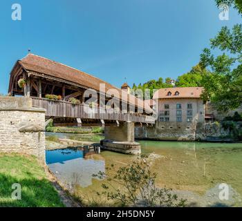 Pont de Berne de l'autre côté de la Sarine *** Légende locale *** Fribourg, Canton de Fribourg, Suisse, ville, village,eau, été, montagnes, collines, Banque D'Images