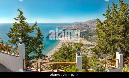 Vue du monastère de Panagia Tsambika vers la plage de Tsambika *** Légende locale *** Tsambika, Rhodos, Rhodes, Grèce, paysage,forêt, bois Banque D'Images