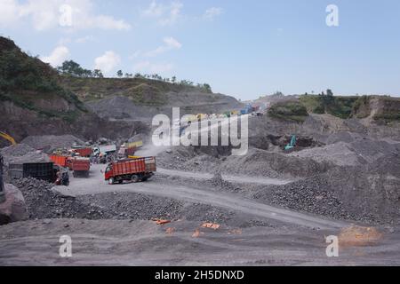 Vue de l'activité minière dans une carrière sur fond bleu ciel.Matériaux volcaniques et roches de l'éruption du Mont Merapi 2010.Exemple de catastrophe naturelle. Banque D'Images