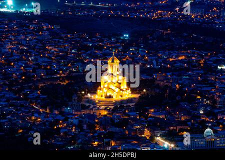 02 septembre 2021 - Tbilissi, Géorgie : magnifique vue panoramique nocturne de la capitale de la Géorgie Tbilissi, vue panoramique Banque D'Images
