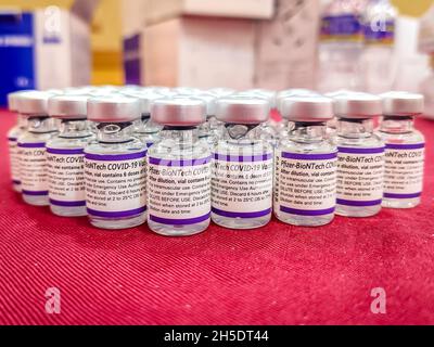 Barishal, Barishal, Bangladesh.9 novembre 2021.Des flacons de vaccins contre le coronavirus Pfizer-Biontech Covid-19 sont conservés dans un camp de vaccination à la ville de Barishal au Bangladesh.(Credit image: © Mustasinur Rahman Alvi/ZUMA Press Wire) Banque D'Images