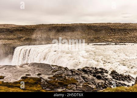 Gros plan sur les puissantes chutes de Dettifoss, près de Myvatn, en Islande Banque D'Images